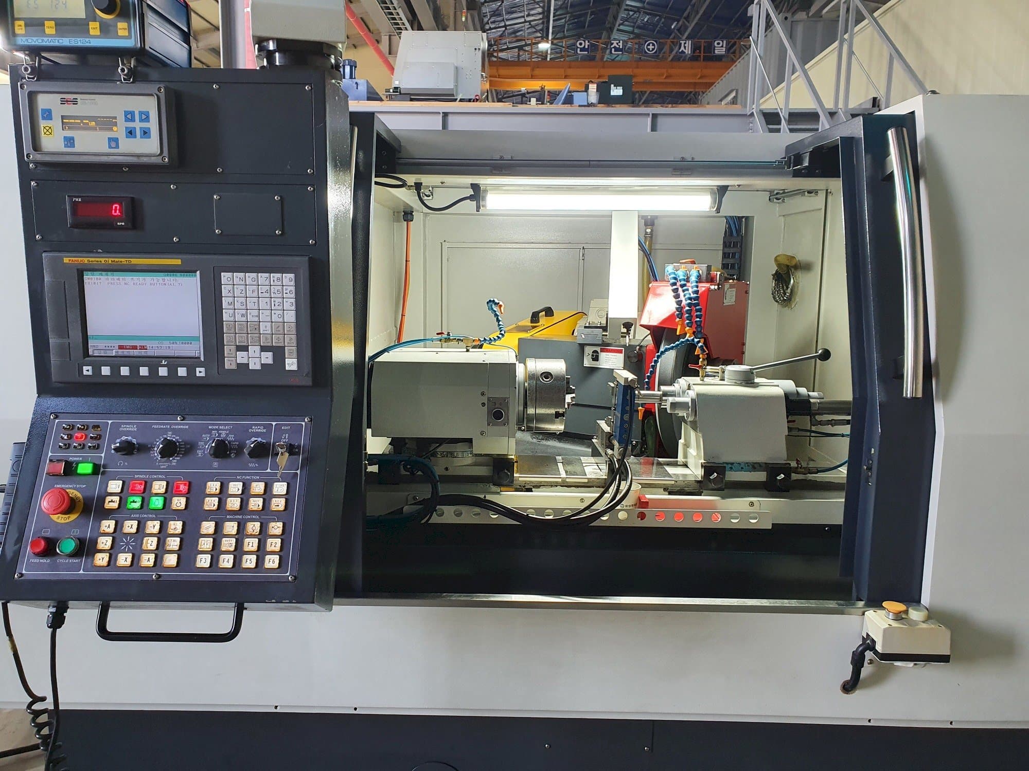 Vista frontal de la máquina e-tech EGA-3250CNC
