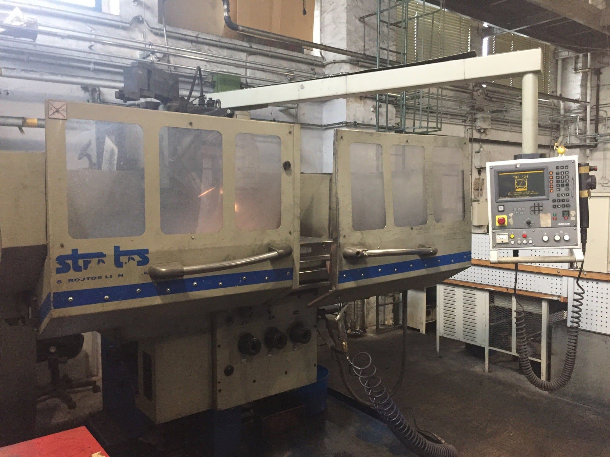 Vista frontal de la máquina Strojtos FGS 63 NCP