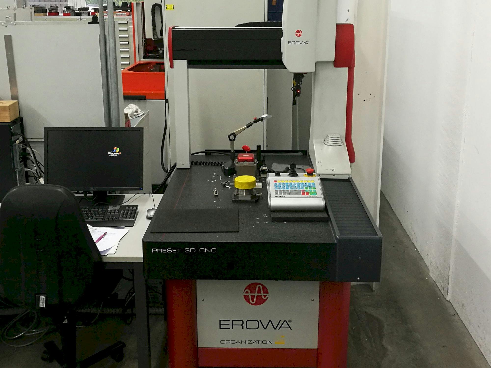 Vista frontal de la máquina EROWA PreSet 3D CNC