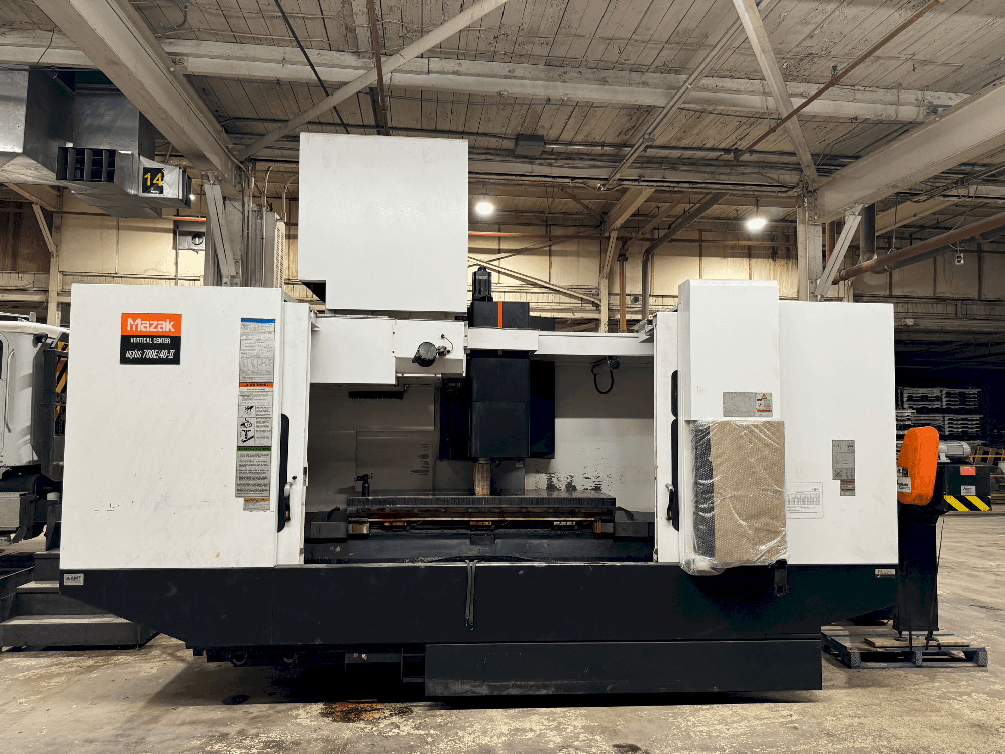 Vista frontal de la máquina Mazak VCN 700E/40-II