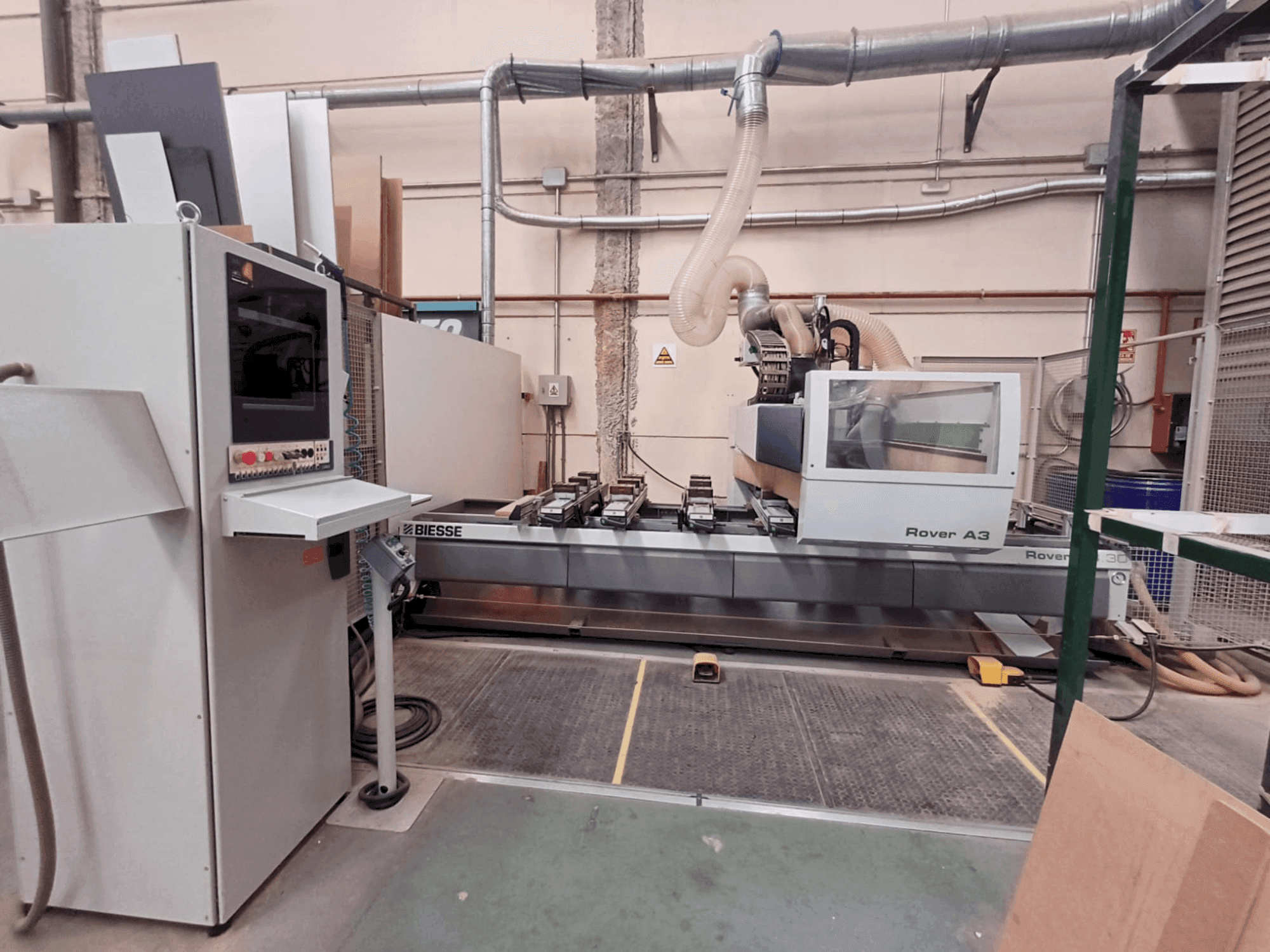 Vista frontal de la máquina BIESSE OVER A 330 K3 S