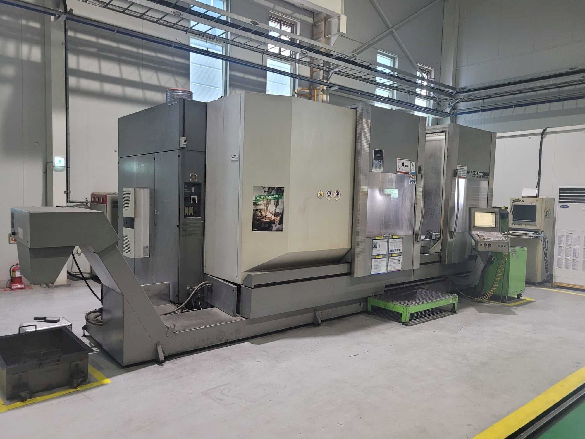 Vista lateral izquierda de la máquina DECKEL MAHO DMF 250 linear