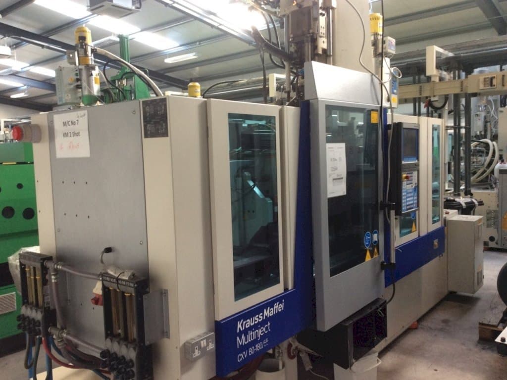 Vista frontal de la máquina Krauss Maffei Multinject 80-180-55 CX V