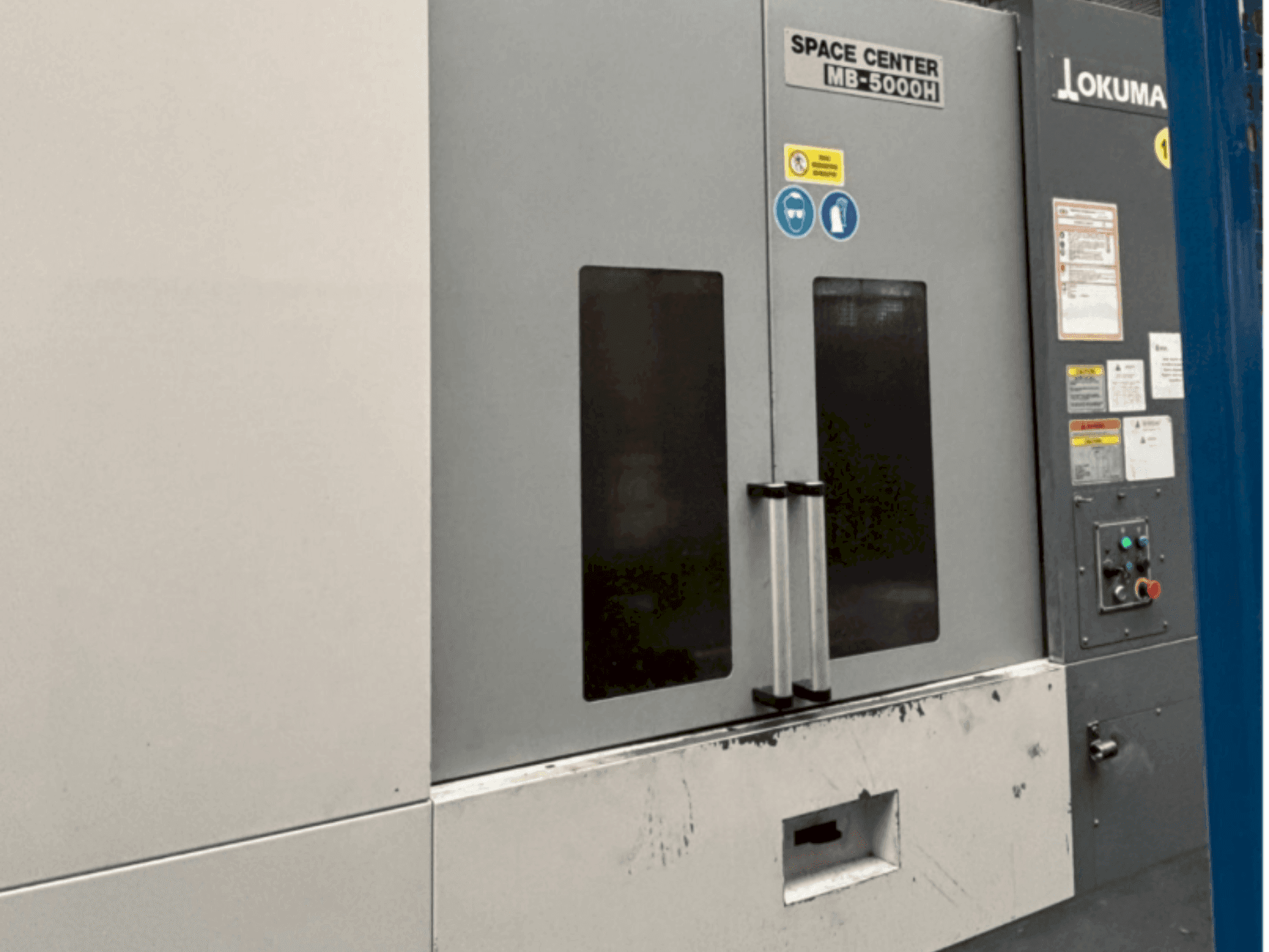 Vista frontal de la máquina Okuma MB 5000H