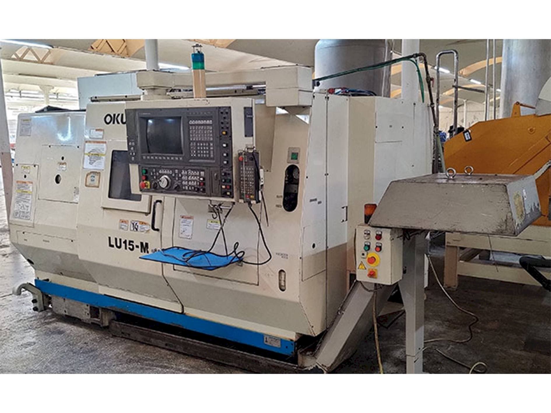 Vista frontal de la máquina Okuma LU-15M