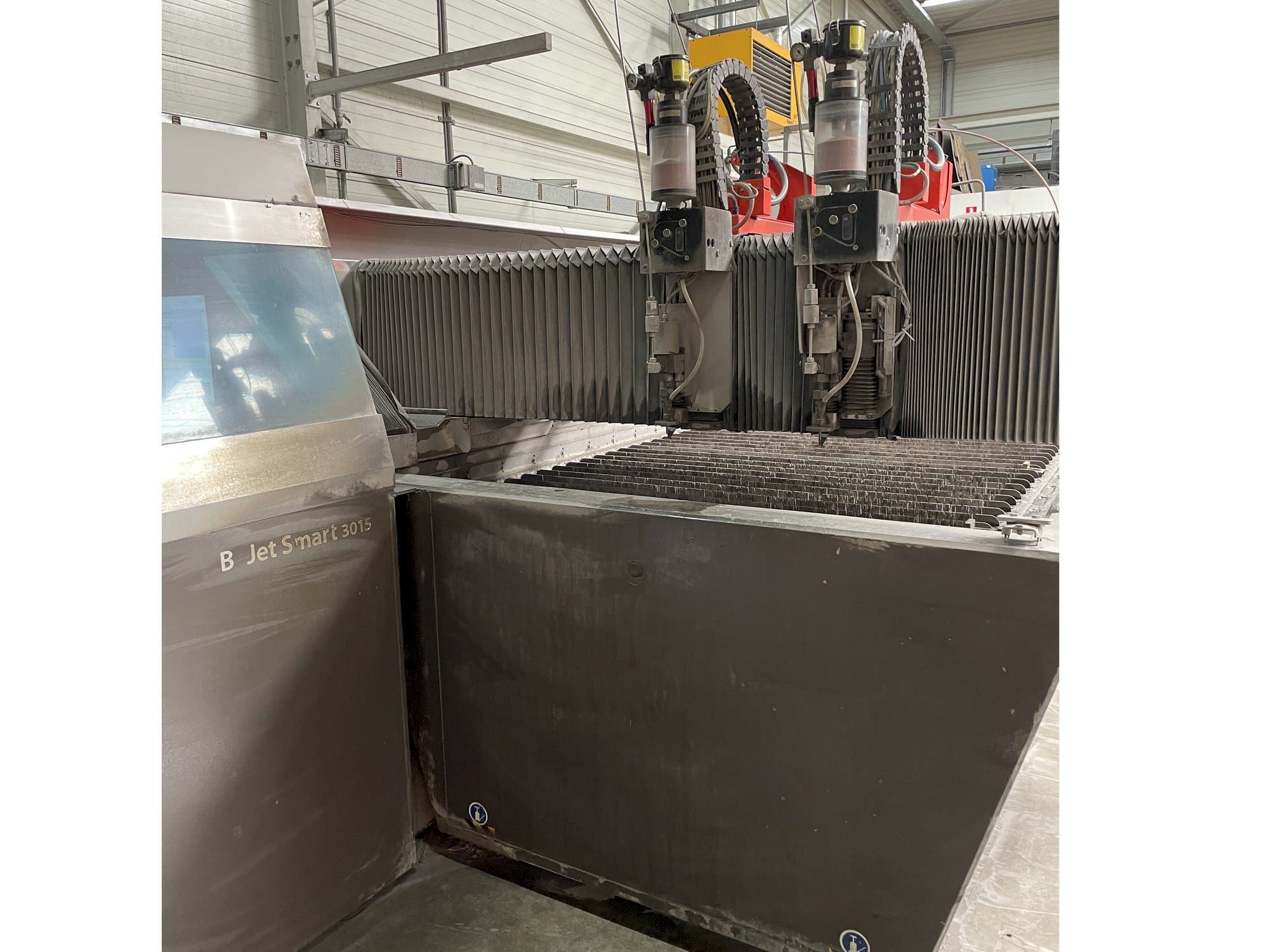 Vista frontal de la máquina Bystronic ByJet Smart 3015