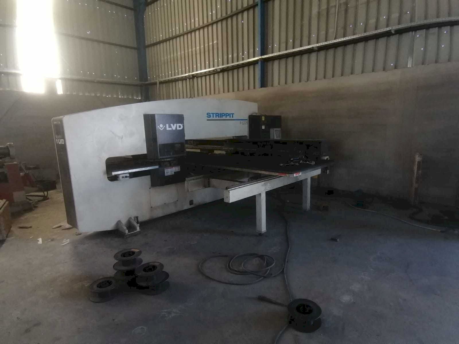 Vista frontal de la máquina LVD P-1225