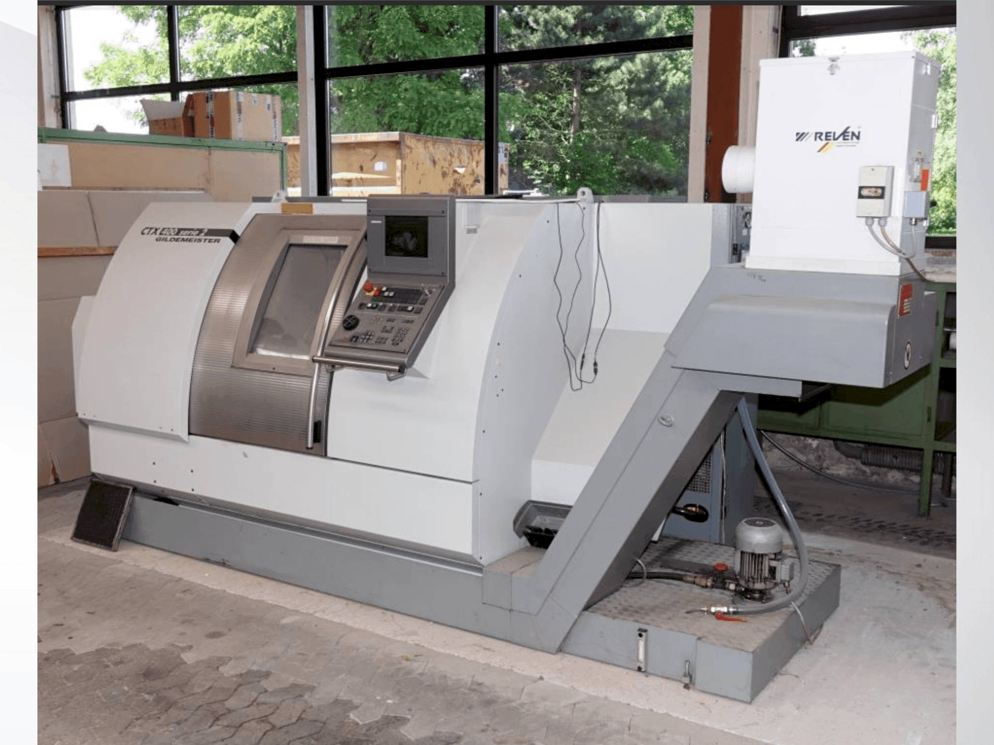 Vista frontal de la máquina Gildemeister CTX-400 S2