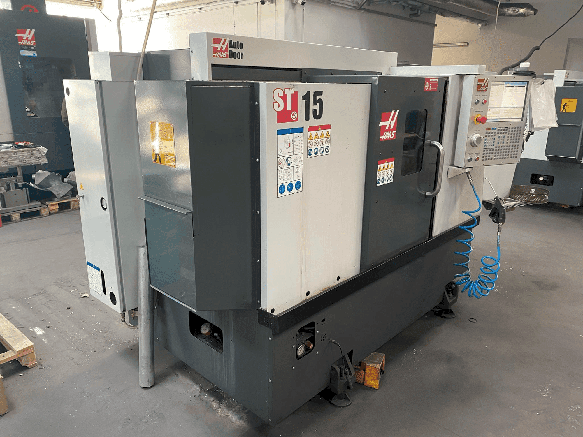 Vista frontal de la máquina HAAS ST-15