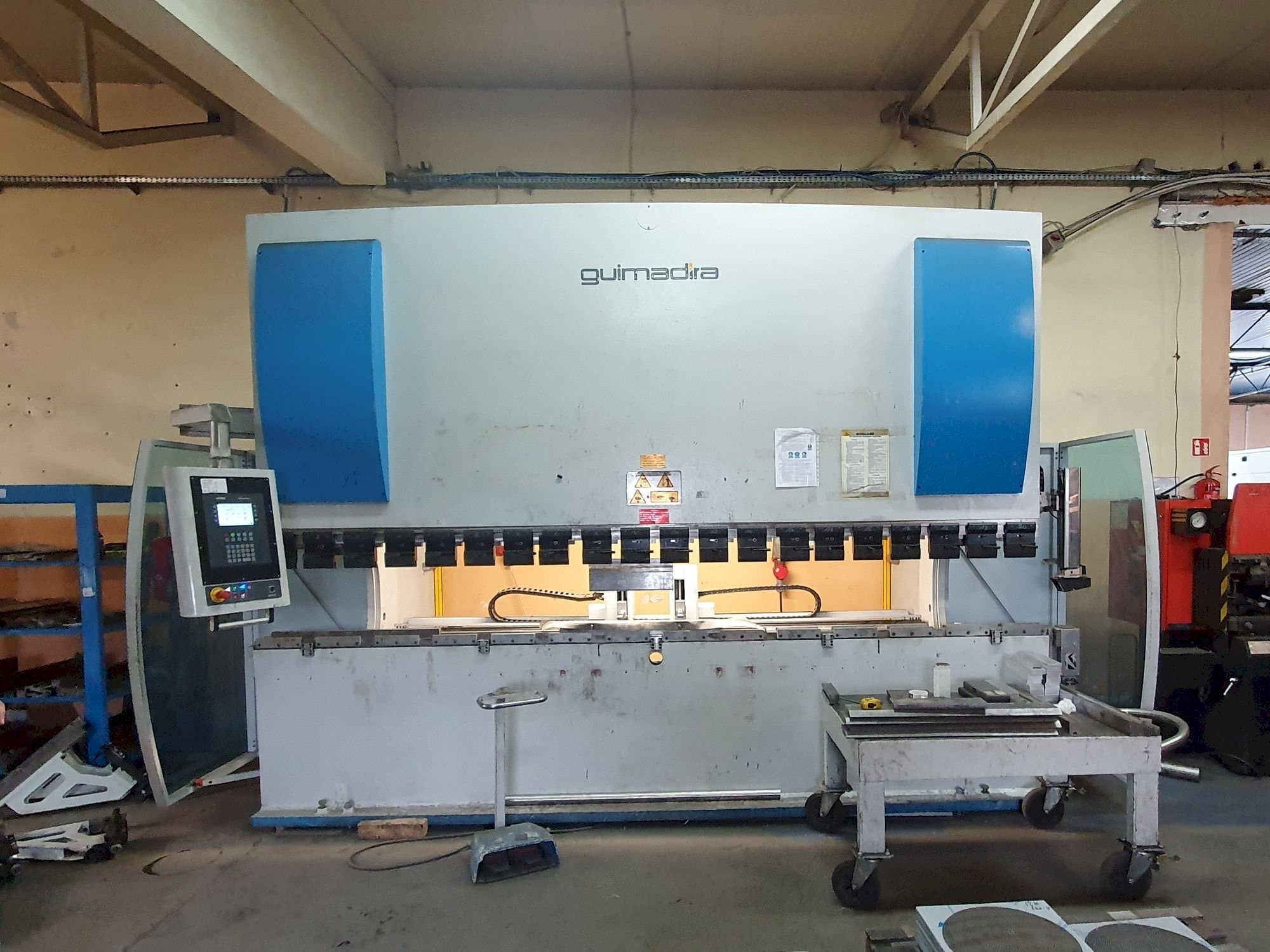 Vista frontal de la máquina ADIRA PMO-16040PLS