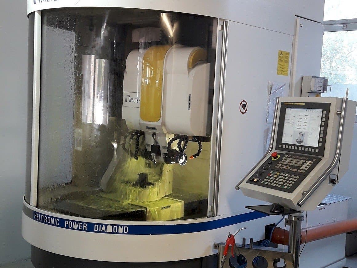 Vista frontal de la máquina Walter Helitronic Power F