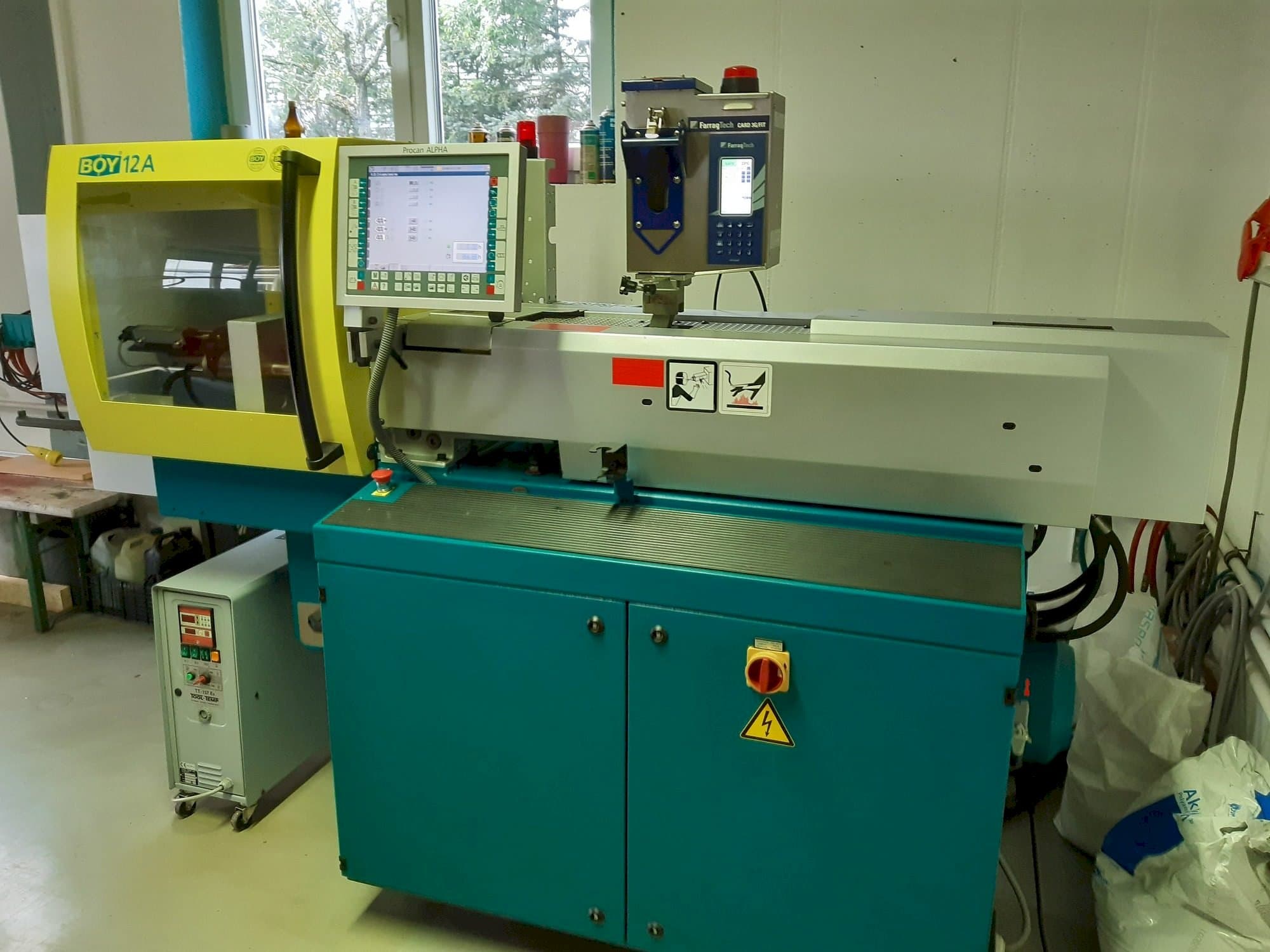 Vista frontal de la máquina BOY 12A