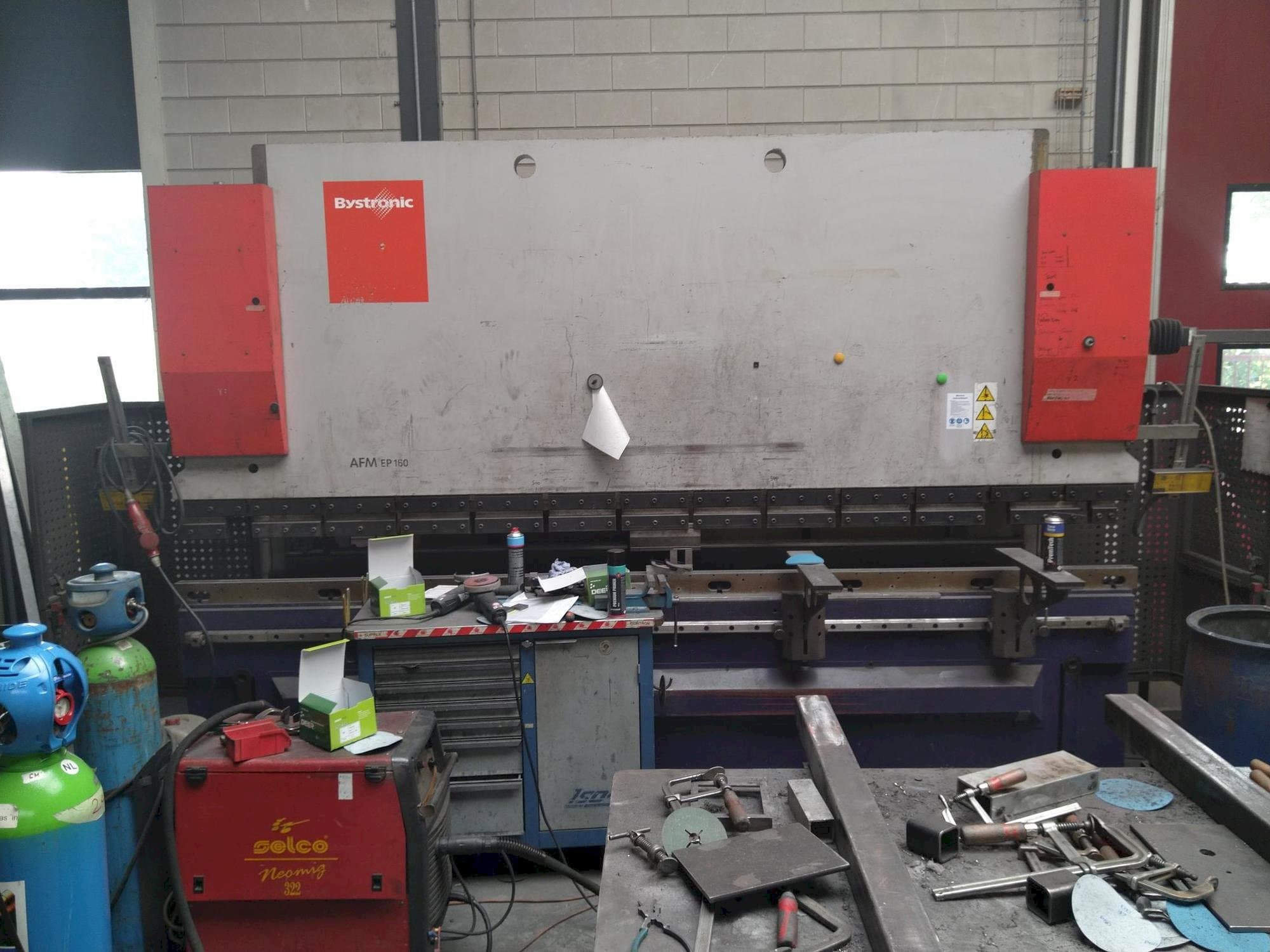 Vista frontal de la máquina Bystronic EP40-160