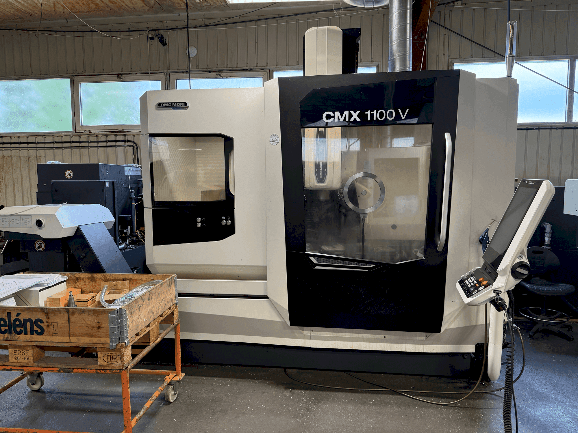 Vista frontal de la máquina DMG MORI CMX 1100 V (2022)