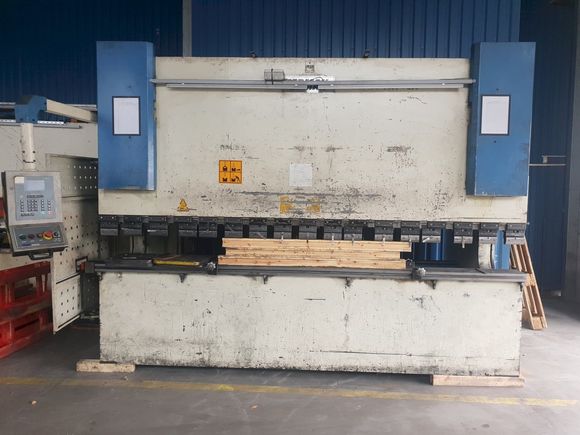 Vista frontal de la máquina ERMAK CNCHAP 3600x200