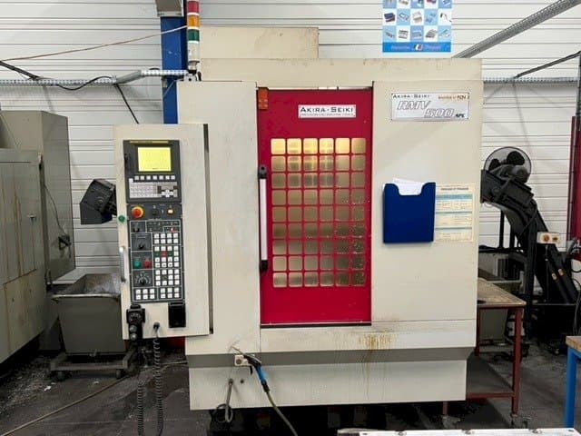 Vista frontal de la máquina Akira Seiki RMV500 APC