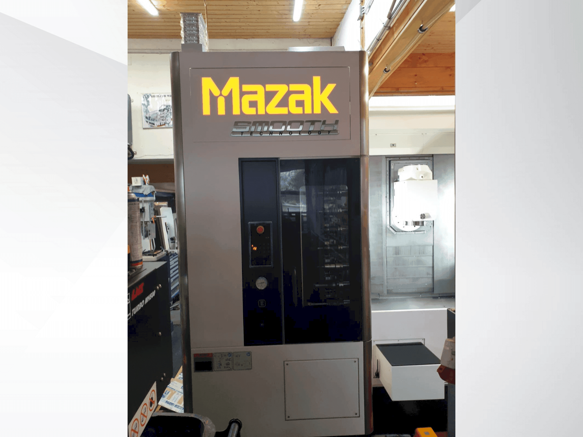 Vista frontal de la máquina Mazak INTEGREX j-200S