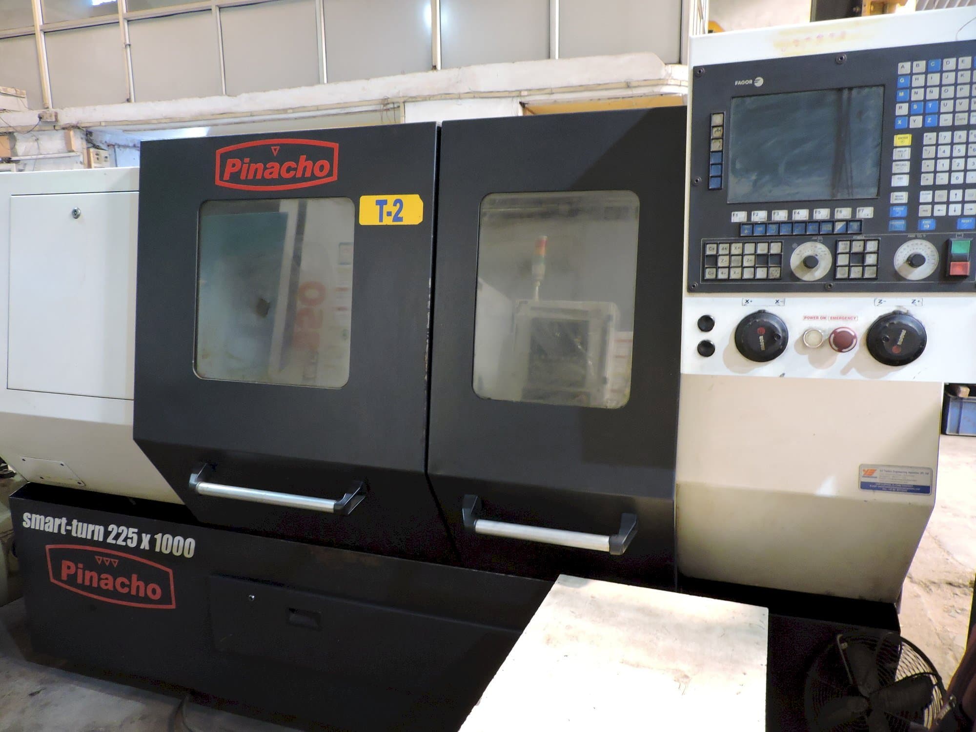 Vista frontal de la máquina Pinacho Smart Turn 225 x 1000
