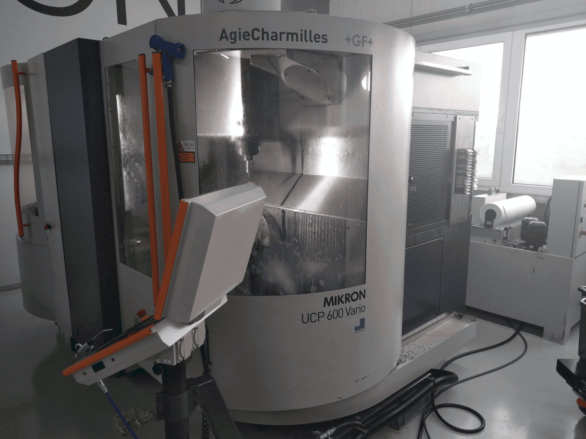 Vista frontal de la máquina MIKRON UCP 600 Vario