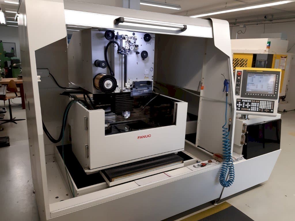 Vista frontal de la máquina FANUC Robocut Alpha-1iD