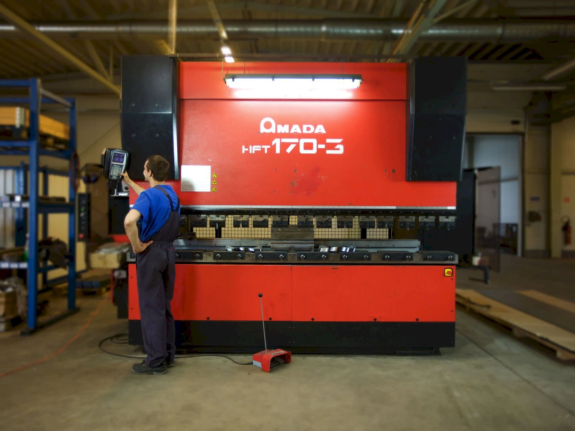 Vista frontal de la máquina AMADA HFT 170-3