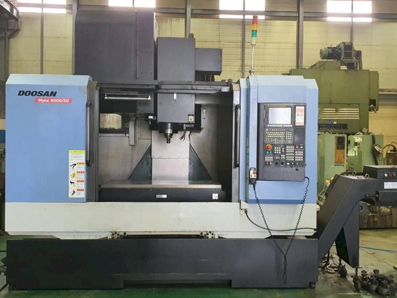 Vista frontal de la máquina Doosan Mynx 6500/50