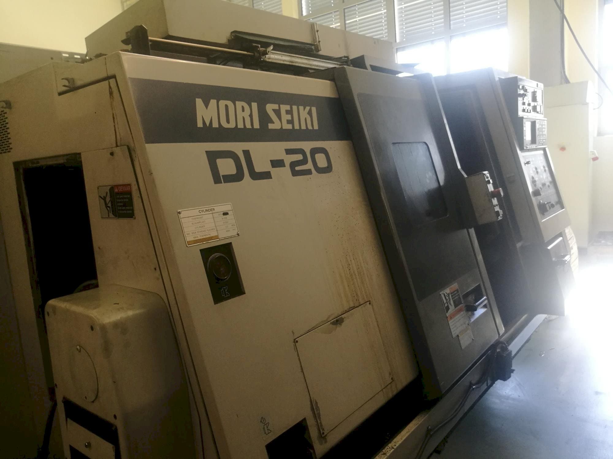 Vista lateral izquierda de la máquina MORI SEIKI DL 20 MC