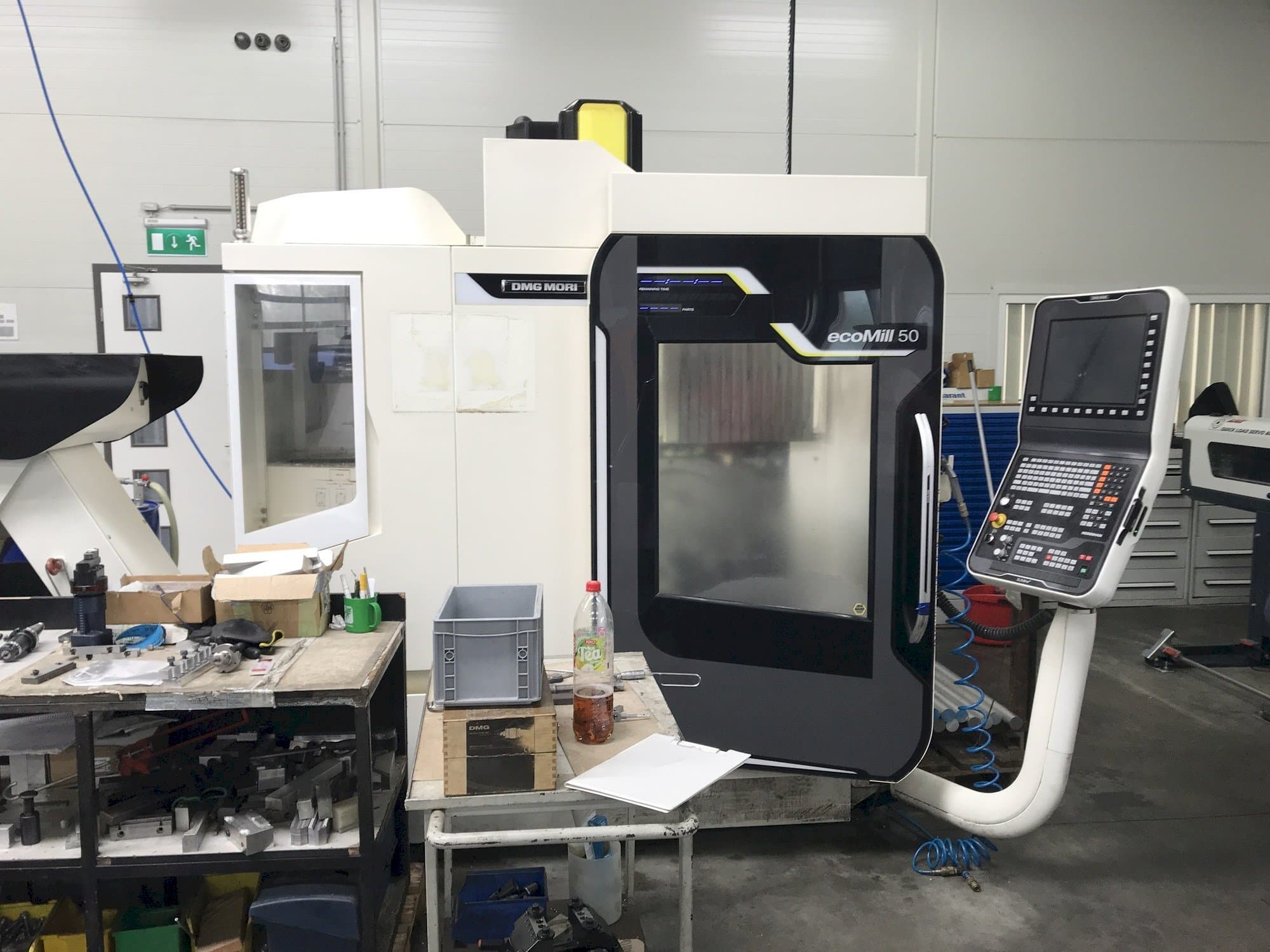 Vista frontal de la máquina DMG MORI Ecomill 50