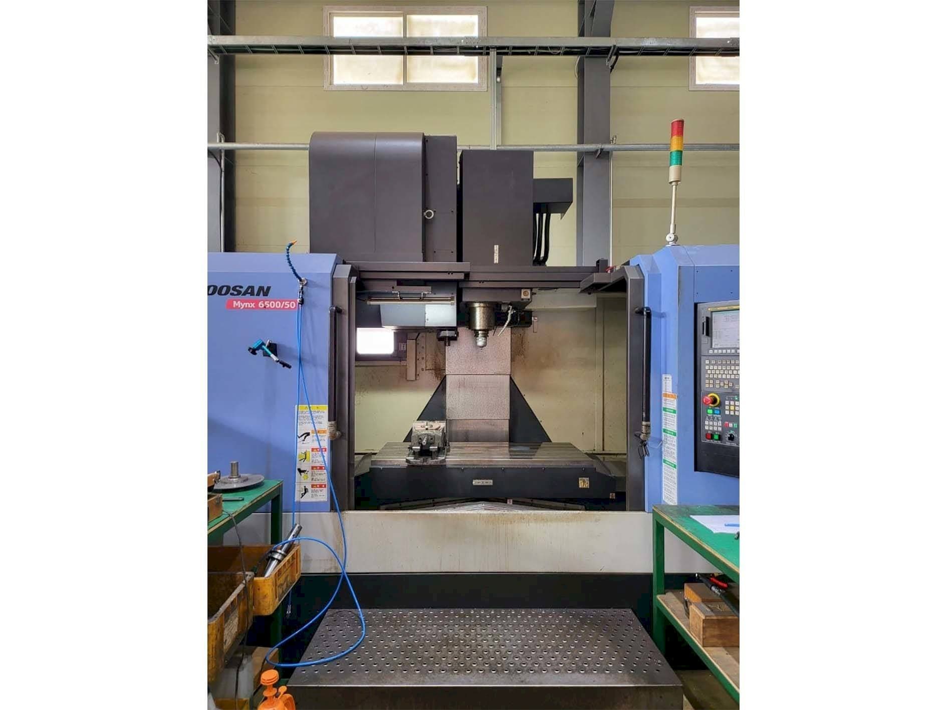 Vista frontal de la máquina Doosan MYNX 6500/50