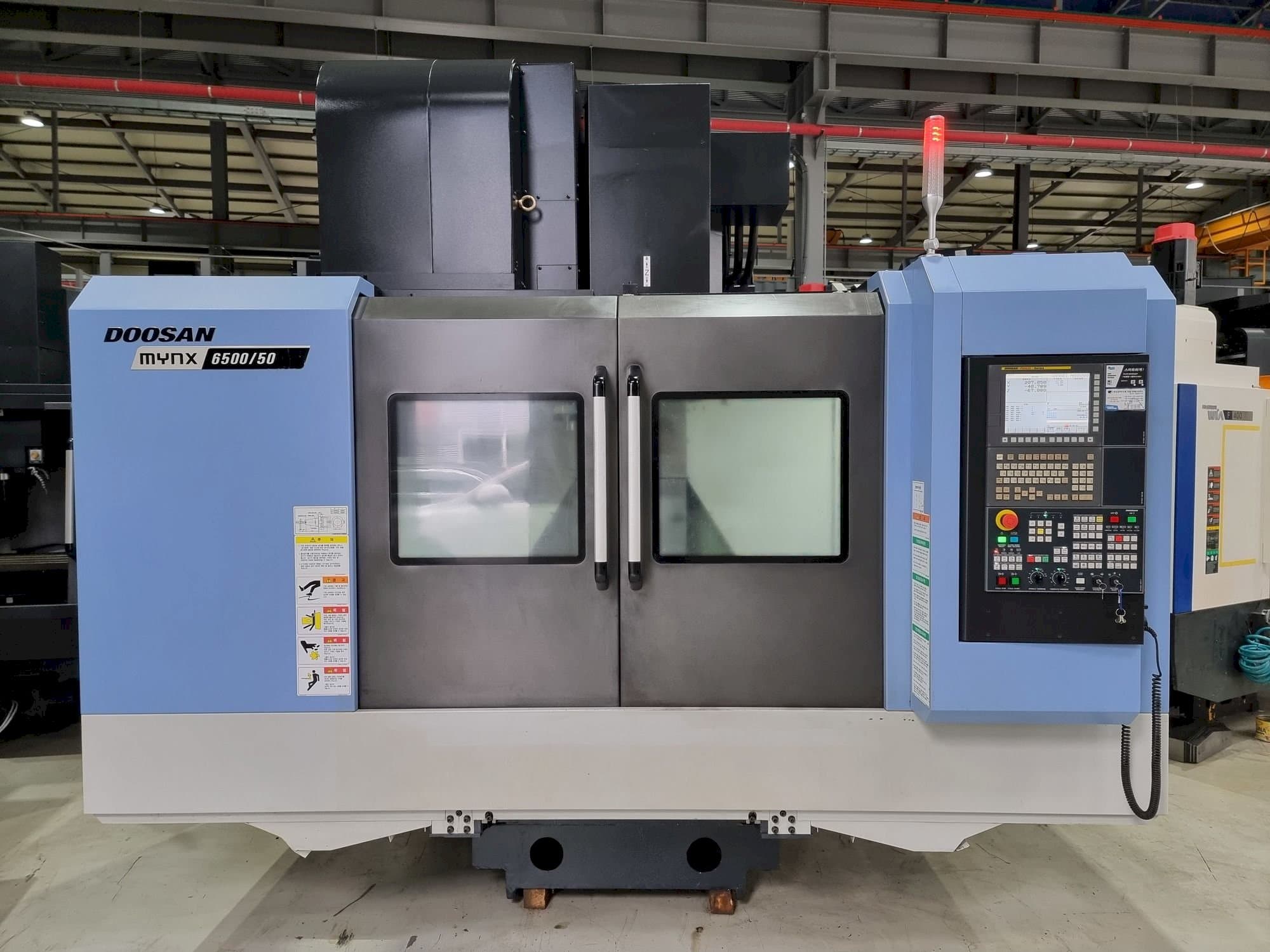 Vista frontal de la máquina Doosan MYNX 6500/50