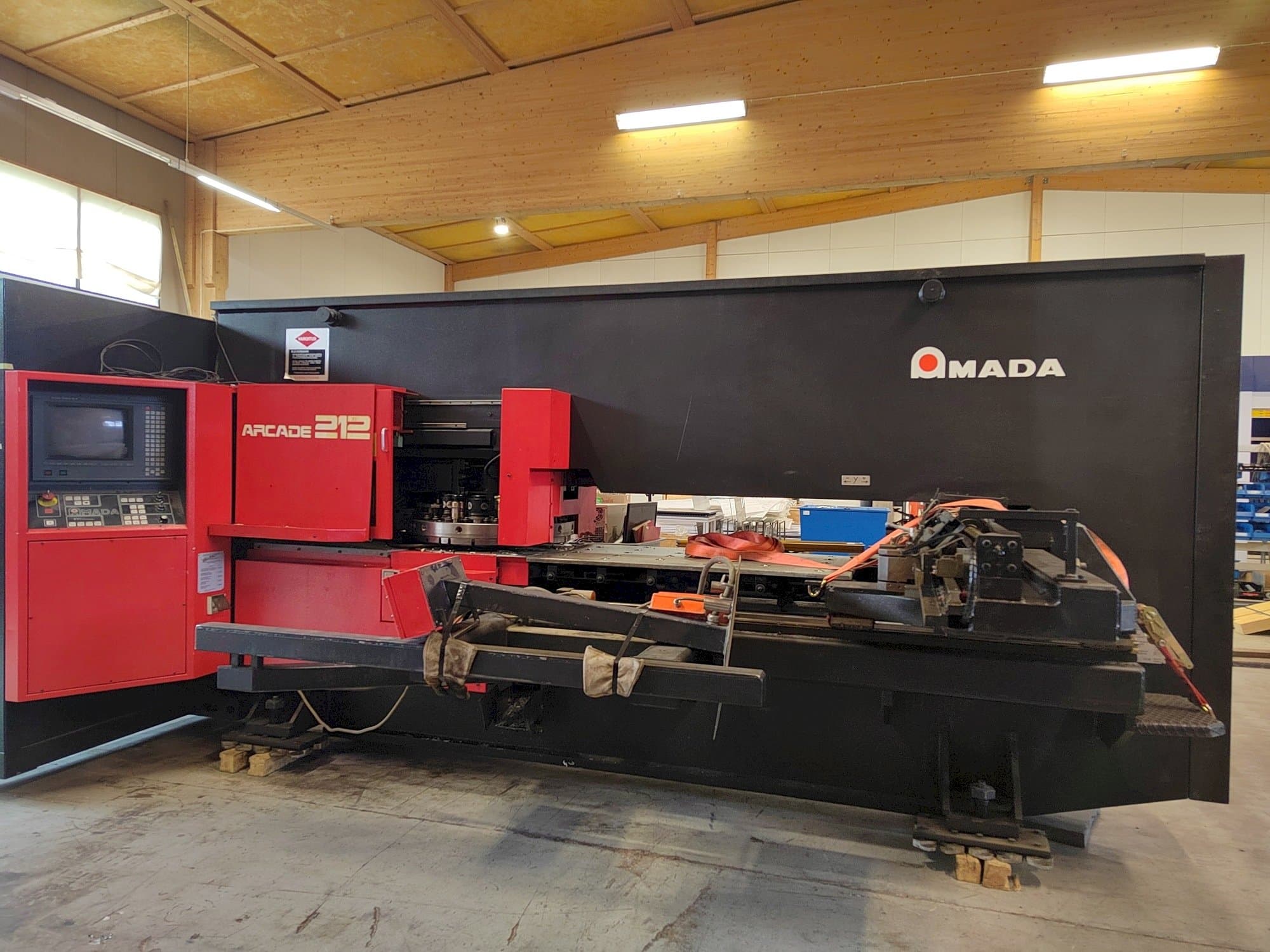 Vista frontal de la máquina AMADA Arcade 212