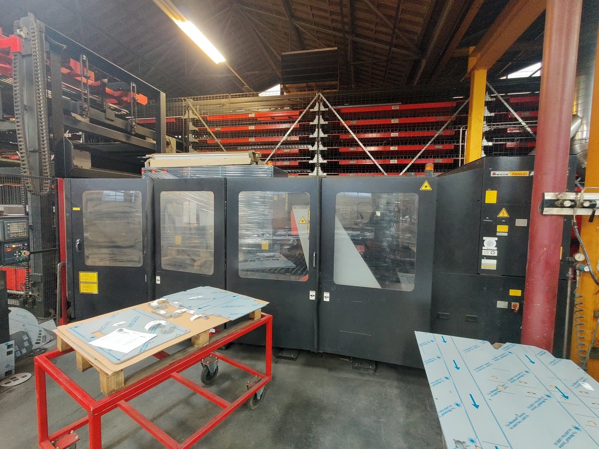Vista frontal de la máquina AMADA FO 3015