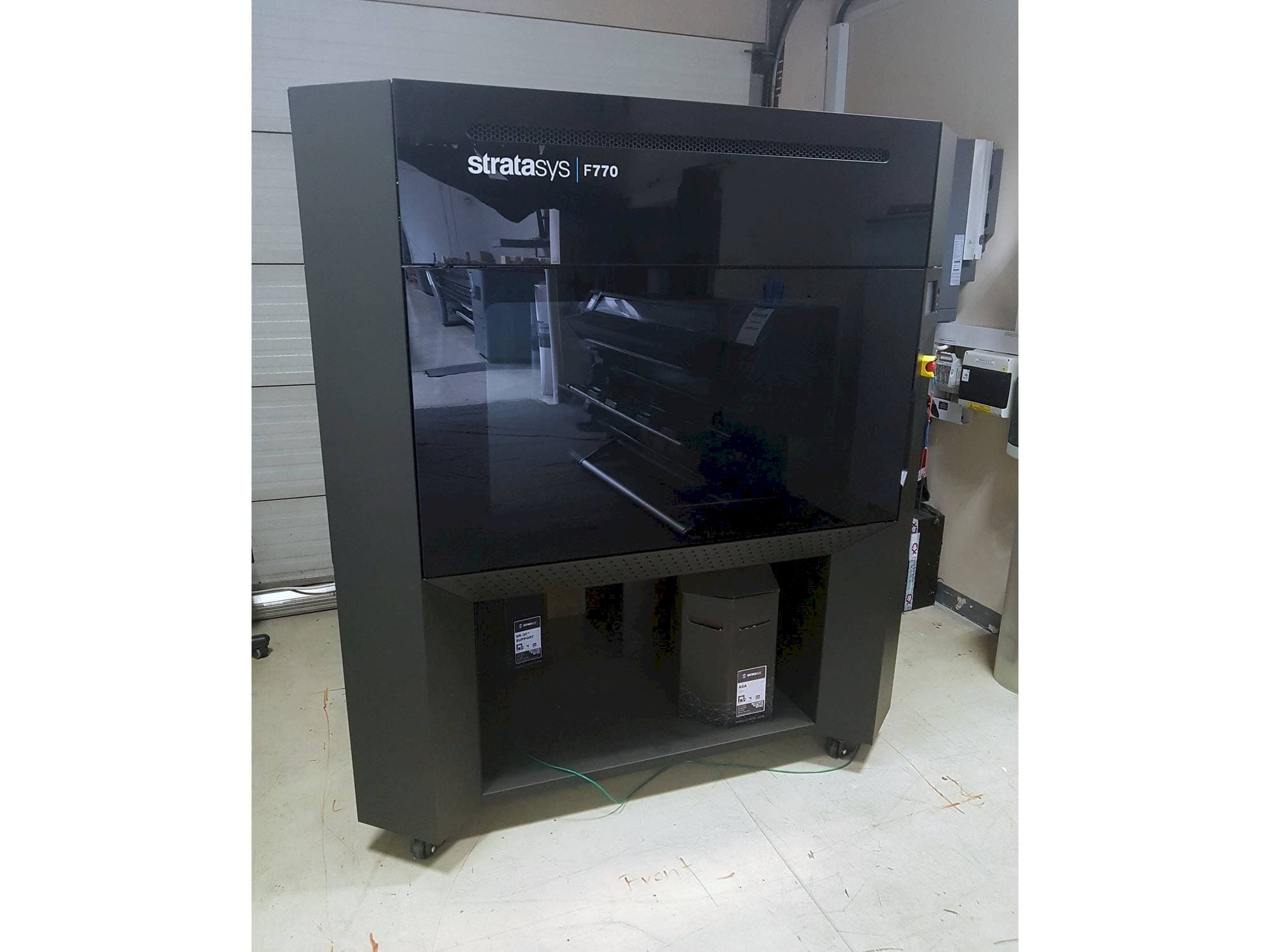 Vista frontal de la máquina Stratasys F770