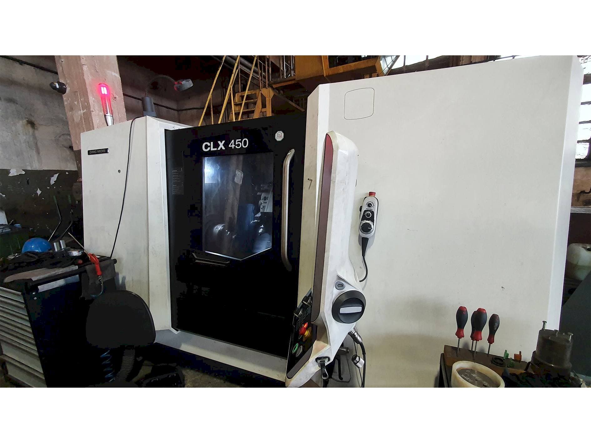 Vista frontal de la máquina DMG MORI CLX450