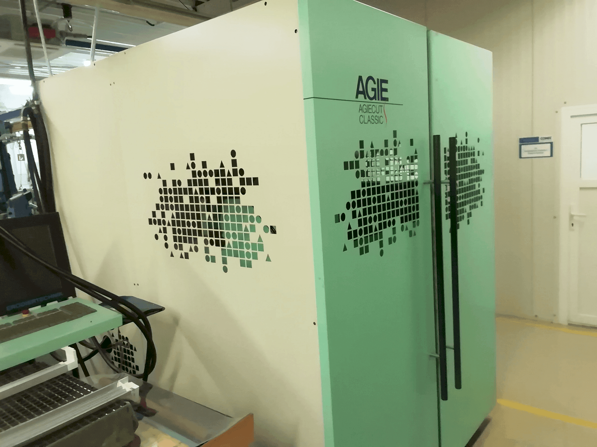 Vista frontal de la máquina AGIE Agiecut