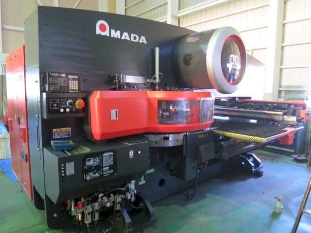 Vista frontal de la máquina AMADA EMK 345NT