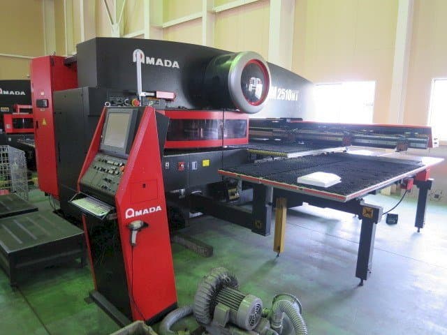 Vista frontal de la máquina AMADA EM 2510NT