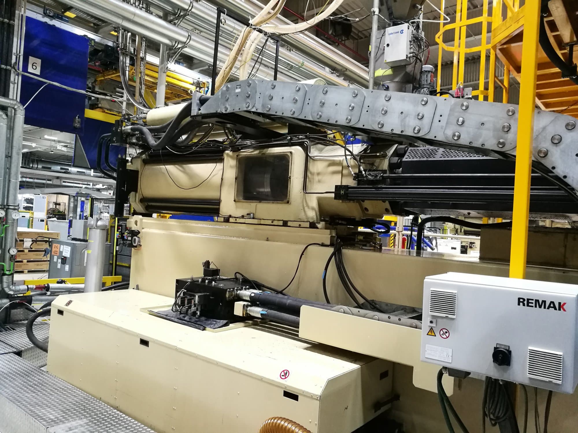 Vista frontal 2 de la máquina Husky E 3150 RS 170-155