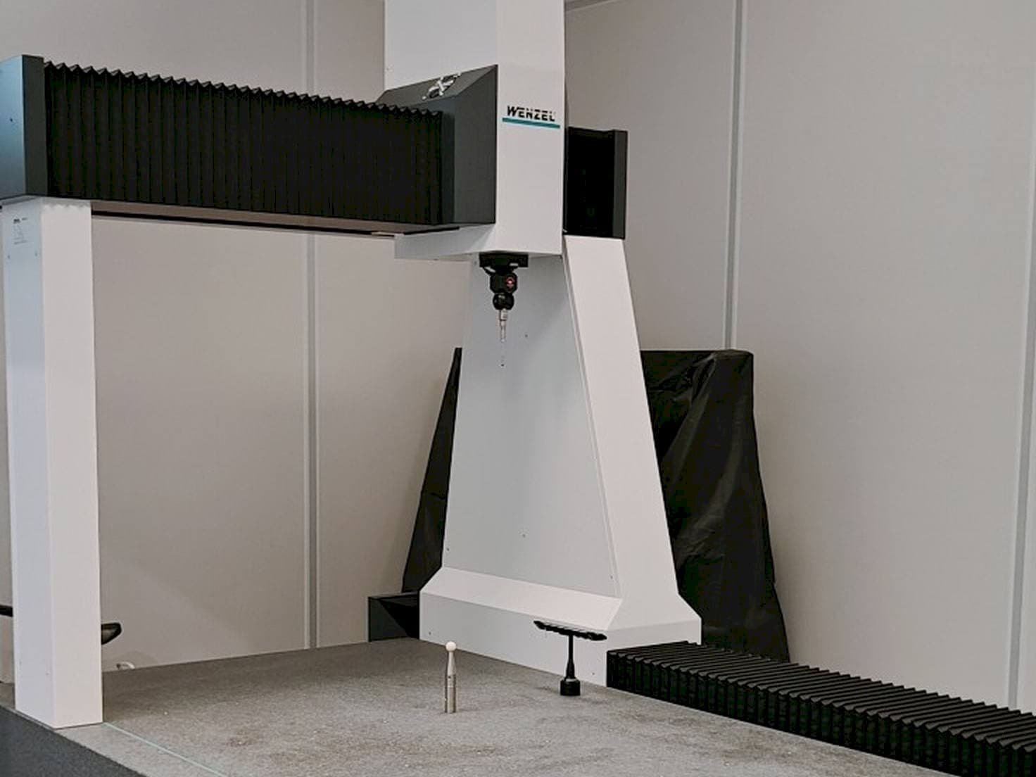 Vista frontal de la máquina Wenzel LH 1010