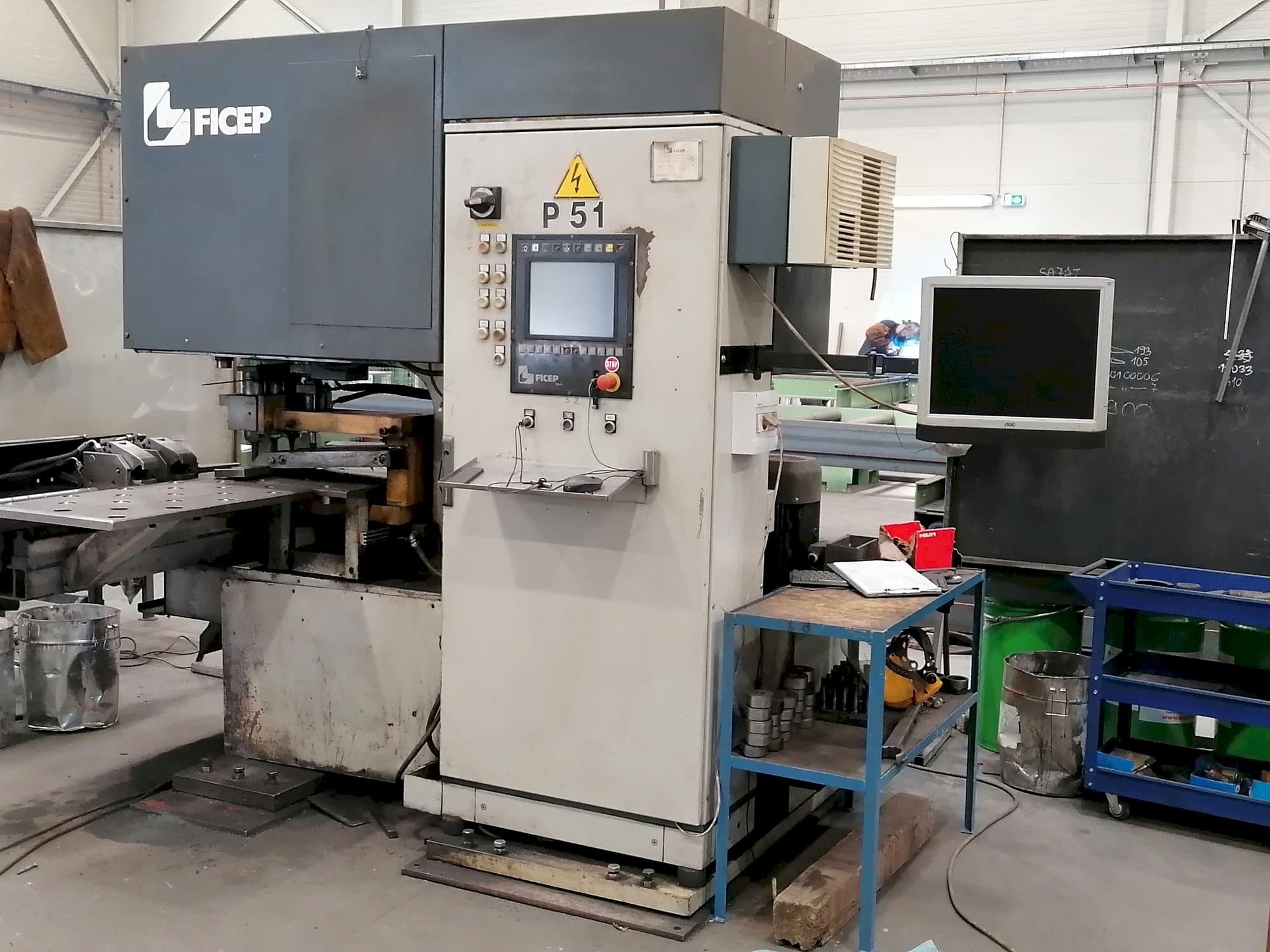 Vista frontal de la máquina FICEP P51