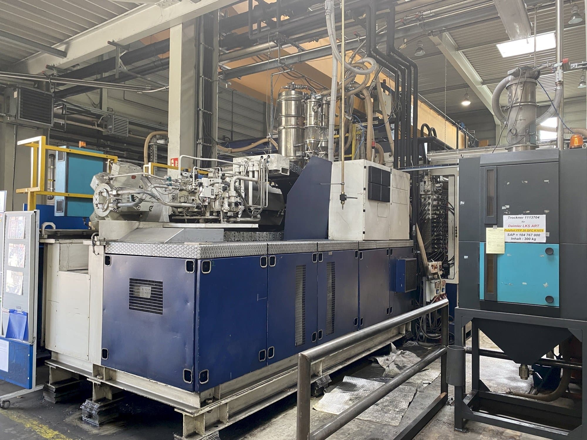 Vista frontal de la máquina Krauss Maffei 1600-8000 MC