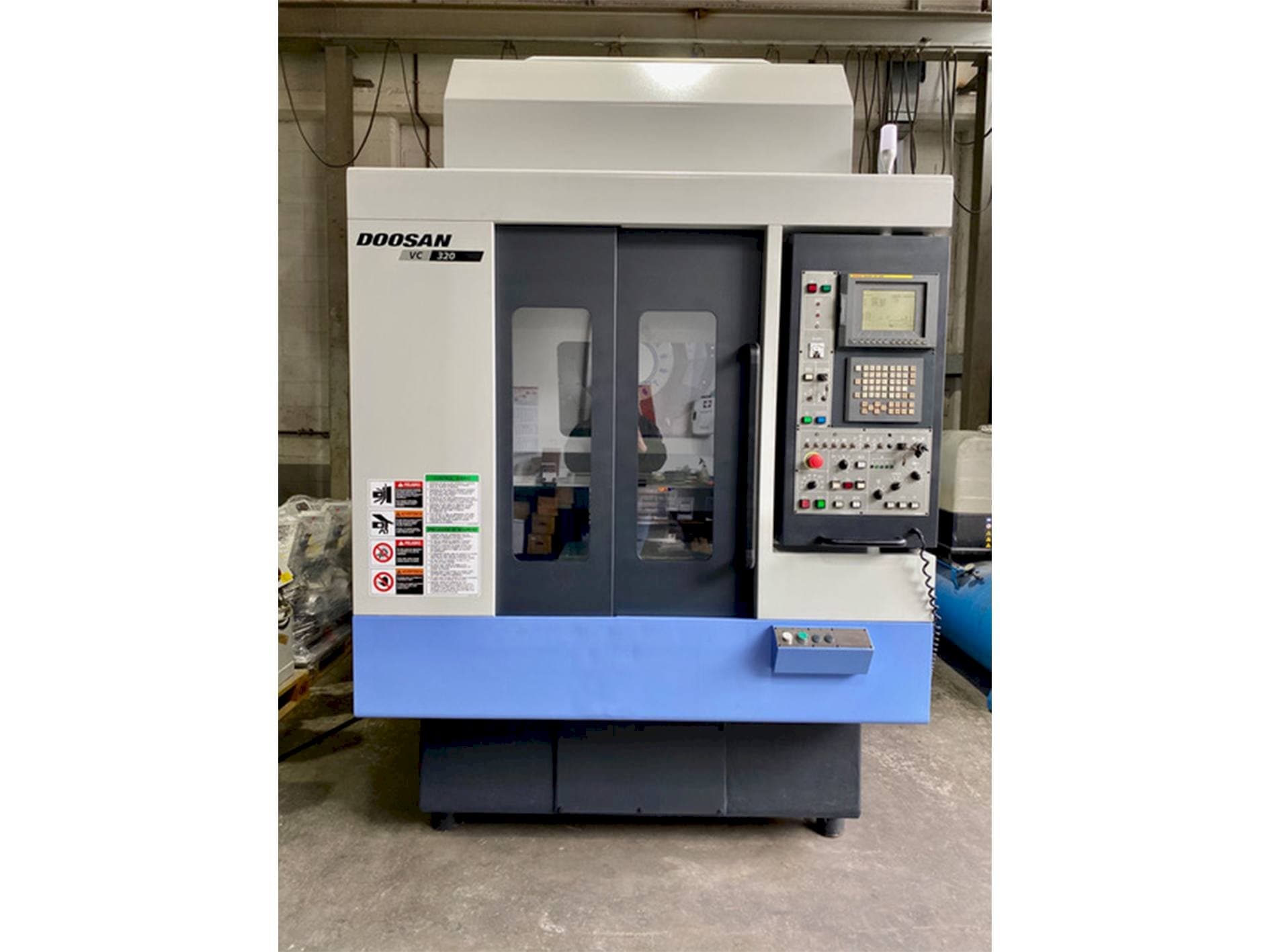 Vista frontal de la máquina Doosan VC 320