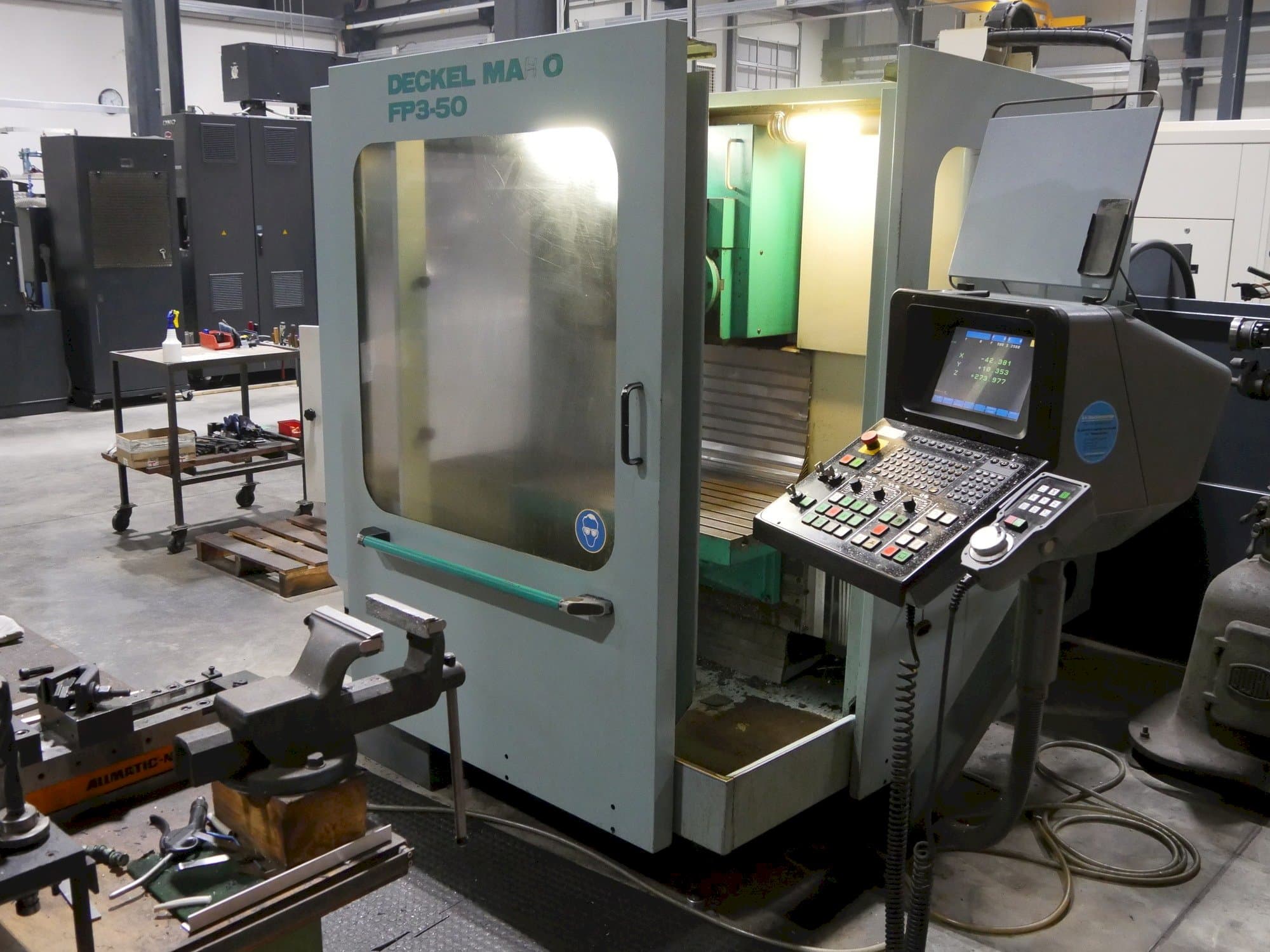 Vista frontal de la máquina DECKEL Maho FP3-50