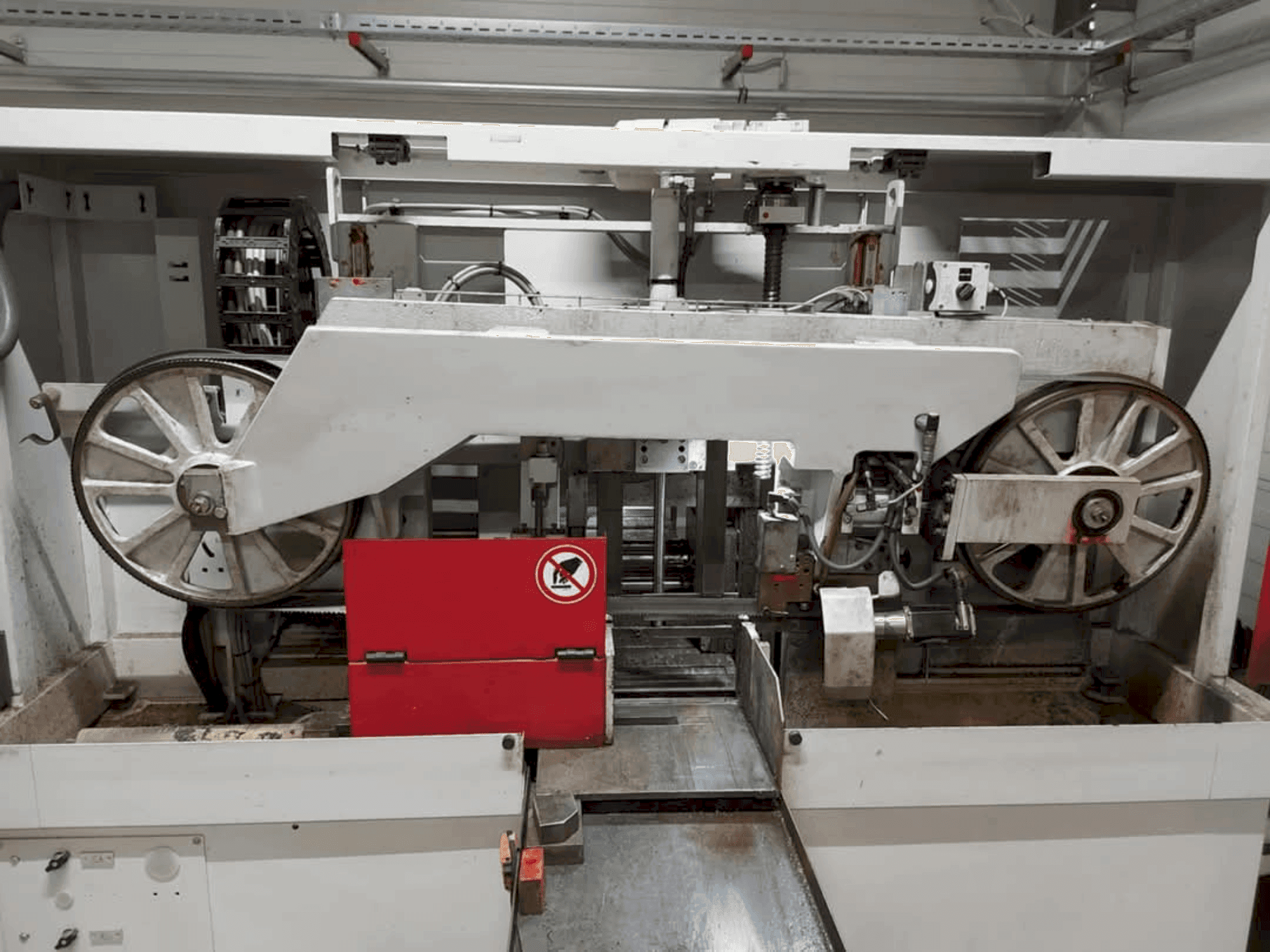 Vista frontal de la máquina Behringer HBE 321-A