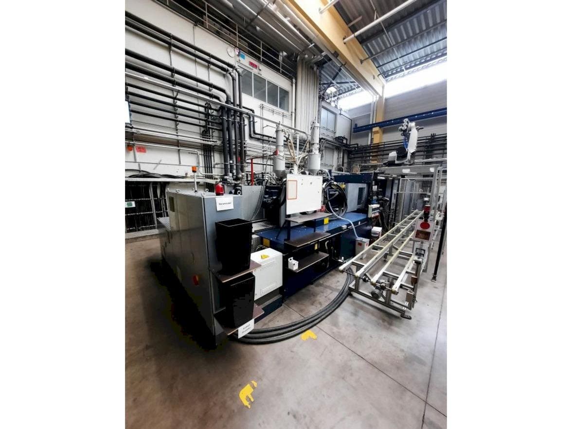 Vista frontal de la máquina Battenfeld HM13000/9200/7700