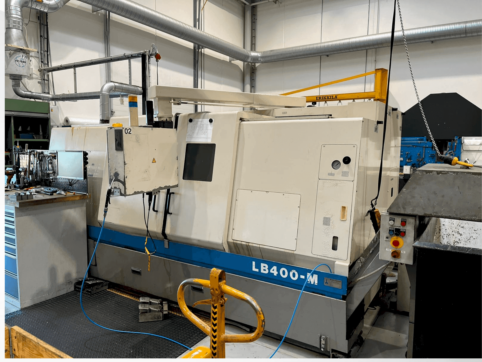 Vista frontal de la máquina Okuma LB400 M