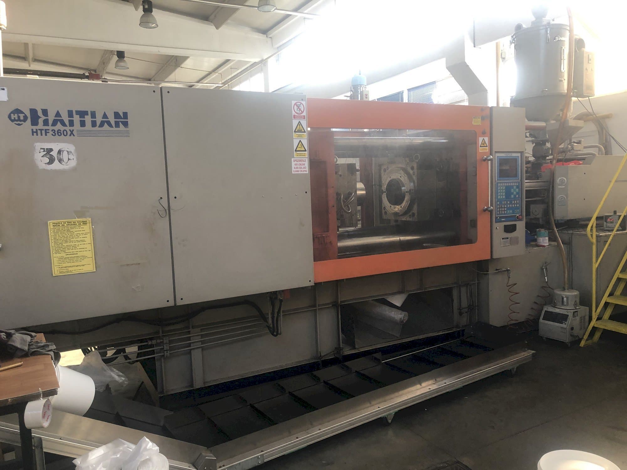 Vista frontal de la máquina HAITIAN HTF 360X