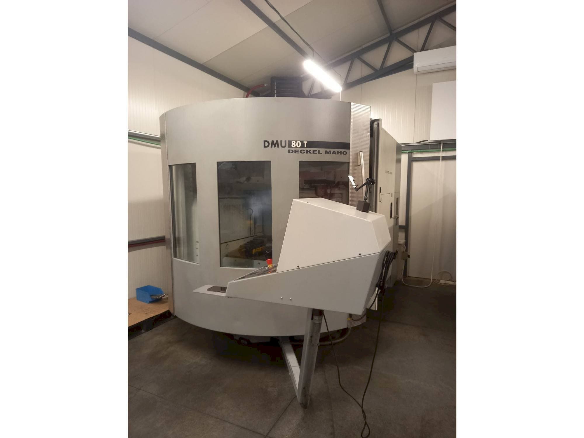 Vista frontal de la máquina DECKEL MAHO DMU 80T