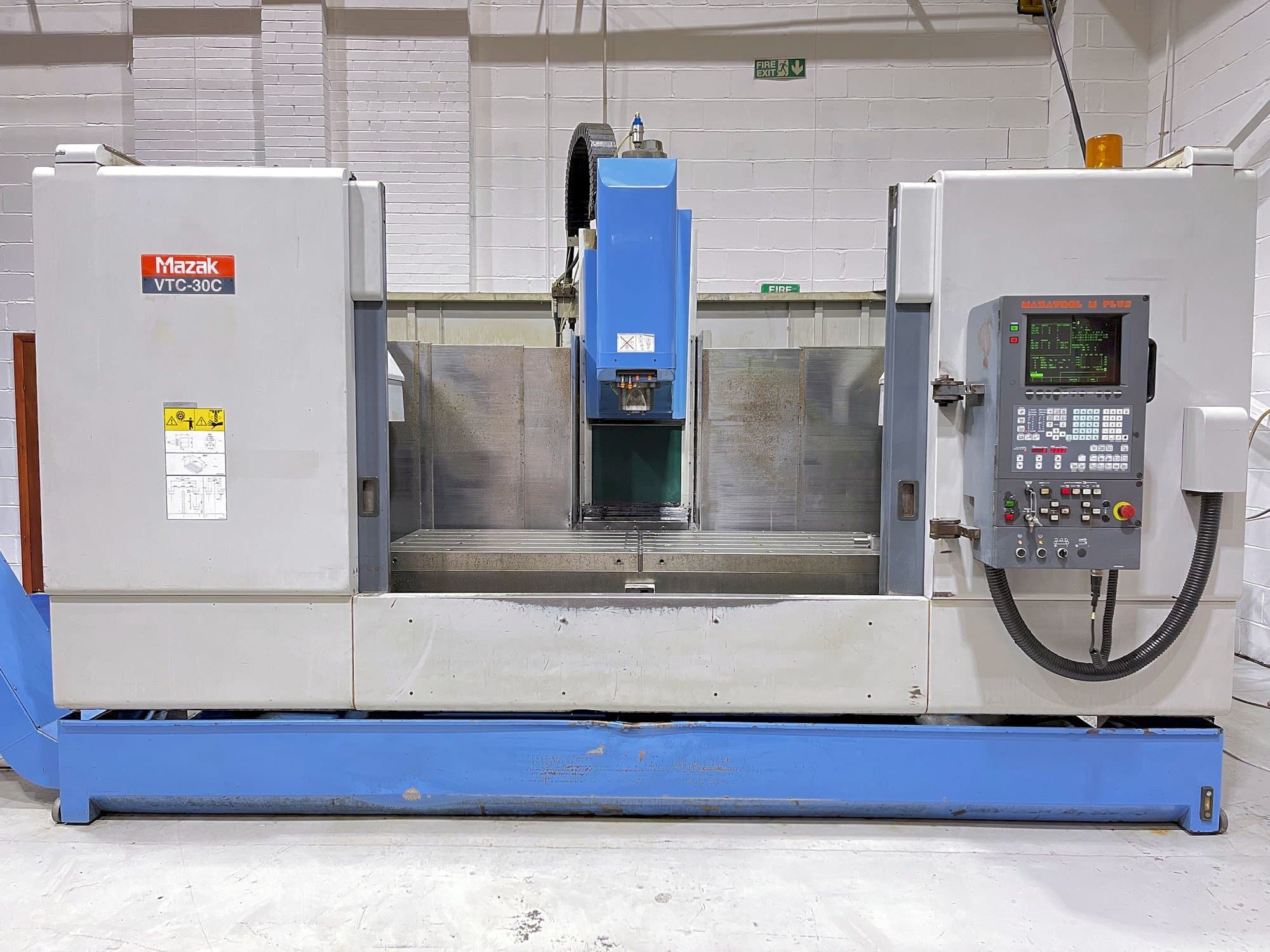 Vista frontal de la máquina Mazak VTC-30C