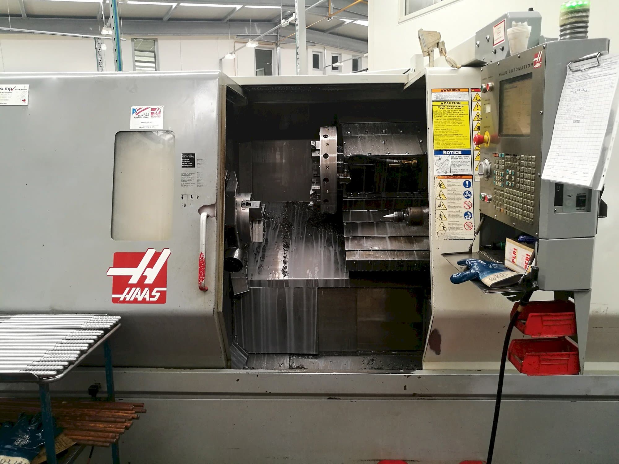 Vista frontal de la máquina HAAS SL-30THE